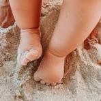 Baby feet mug icon